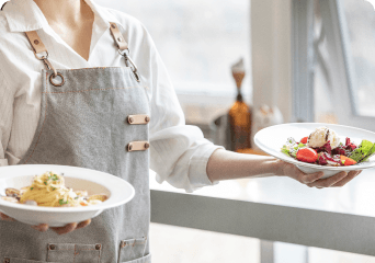 직원들이 무거운 
음식 나르느라 지쳐요